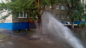 Горячий фонтан с камнями и асфальтом попортил жизнь жителям российского Абакана