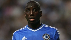 Сенегальский нападающий Демба Ба послал в нокдаун соперника 