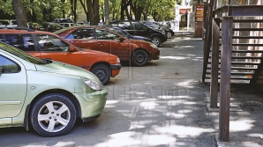 В столице парковочных мест в 40 раз меньше, чем автомобилей: кто возьмется за их обустройство