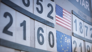 Курс валют: евро и доллар дешевеют