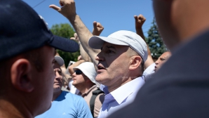 Протестующие передали президенту требование об отставке