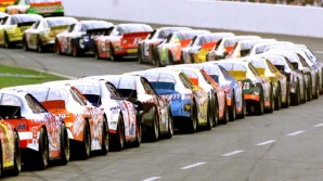 Кайл Буш упустил победу в гонках НАСКАР на последнем круге