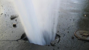 На одной из столичных улиц из-под асфальта забил фонтан