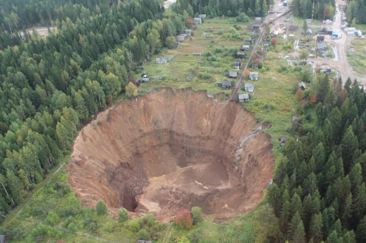 Гигантский провал грунта в Соликамске за 9 месяцев увеличился в разы (ФОТО)