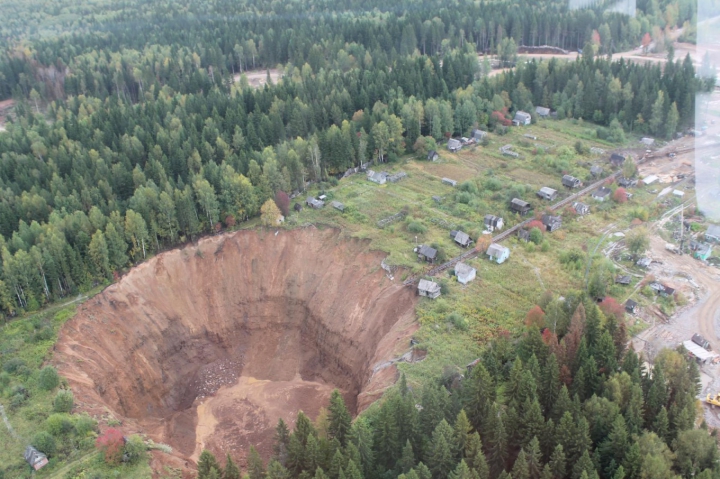 Гигантский провал грунта в Соликамске за 9 месяцев увеличился в разы (ФОТО)