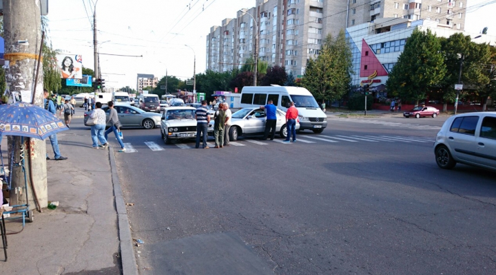 ДТП на Буюканах: два автомобиля столкнулись на пешеходном переходе (ФОТО)