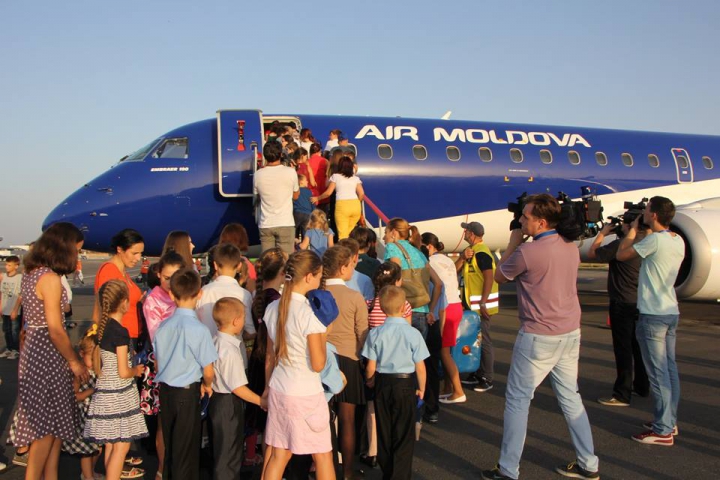 Подарок от "Air Moldova" детям по случаю 71 годовщины Гражданской Авиации (ФОТО)