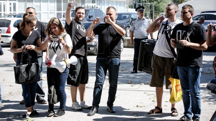 Григорий Петренко и несколько представителей Antifa устроили протест у здания Publika TV