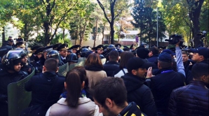 Оппозиция пытается не допустить выезда Филата за пределы здания парламента