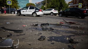 В столице столкнулись два автомобиля: один из них повредил лестницу магазина