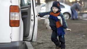Дети из сел Лукачены и Ункитешты вынуждены добираться на занятия на машине мэра