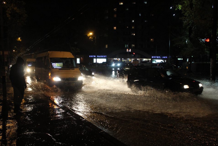 Дождливая столичная осень или как перейти улицу и остаться сухим (ФОТО, ВИДЕО)