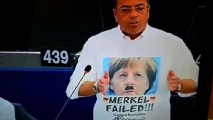 Депутат Европарламента пришел на заседание в футболке с Меркель в образе Гитлера