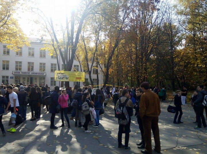 Учащихся лицея Лучиана Благи эвакуировали из-за сообщения о бомбе (ФОТО)