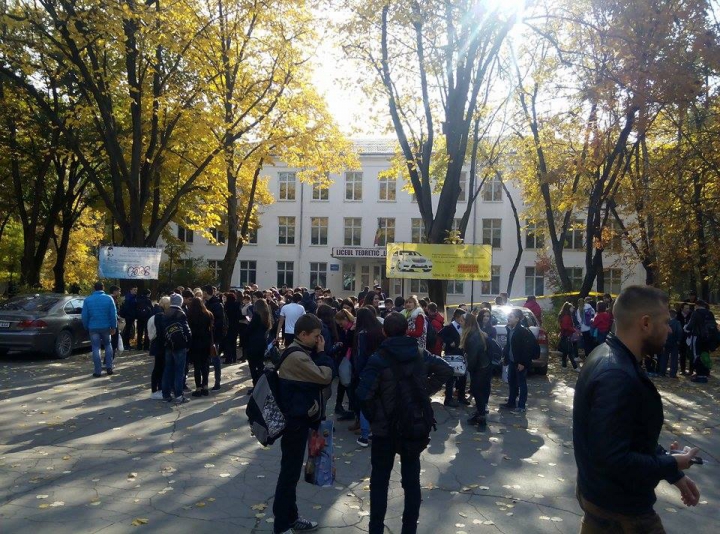 Учащихся лицея Лучиана Благи эвакуировали из-за сообщения о бомбе (ФОТО)