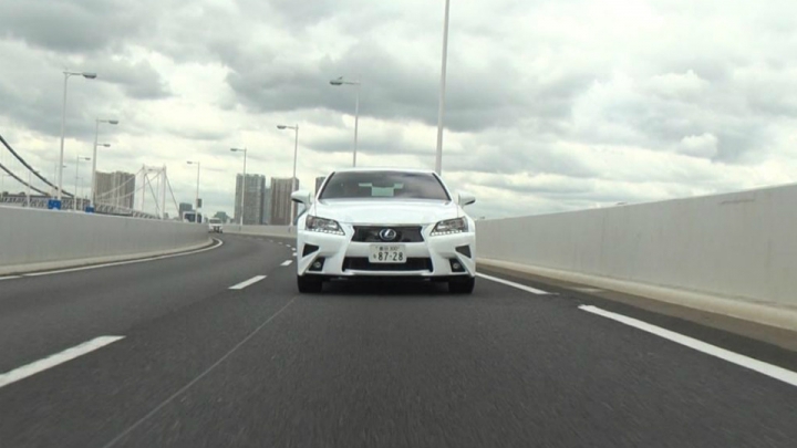 Lexus GS научили ездить по автомагистрали без водителя (ВИДЕО)