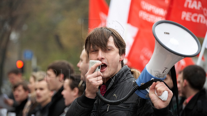 Социалисты устраивают митинг перед парламентом