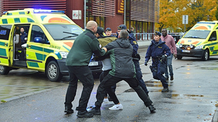 Напавший с мечом на школьников в Швеции скончался в больнице