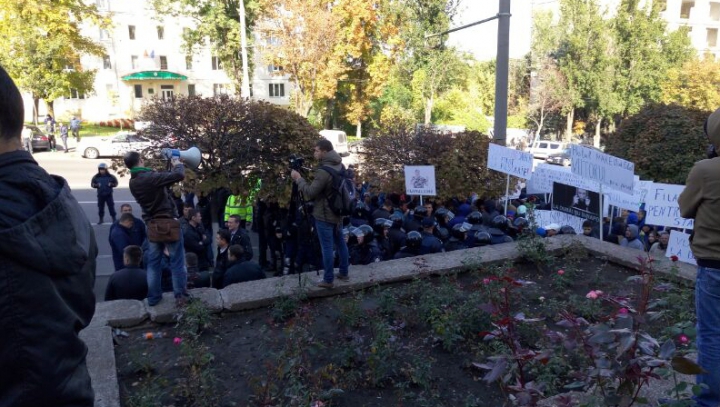 Два протеста у здания буюканского суда: "за" и "против" ареста Влада Филата