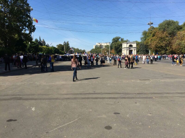 Часть манифестантов пыталась штурмовать парламент (ФОТО/ВИДЕО)