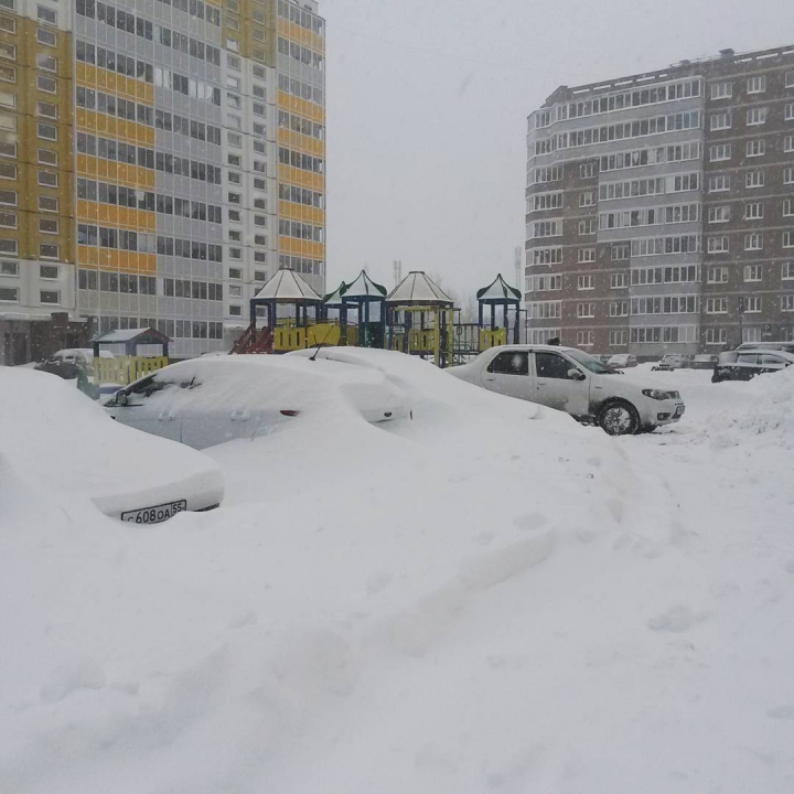 Сильный снегопад в Омске парализовал город (ФОТО/ВИДЕО)