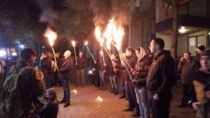 Унионисты пришли к президентской резиденции с горящими факелами (ФОТО)