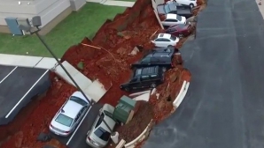 В штате Миссисипи под землю ушло 12 автомобилей, припаркованных у ресторана