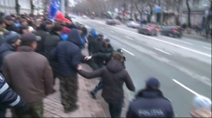 Сторонники платформы DA вытолкнули оператора на проезжую часть (ВИДЕО)