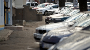 Вандалы в столице: ночью неизвестные повредили более 20 автомобилей на Зелински и Дачии