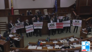 Хаос в парламенте: социалисты устроили демонстрацию с плакатами и вувузелами