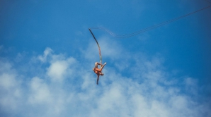 Мужчина прыгает с тарзанкой с 16-этажного недостроенного здания в Данченах (ВИДЕО)