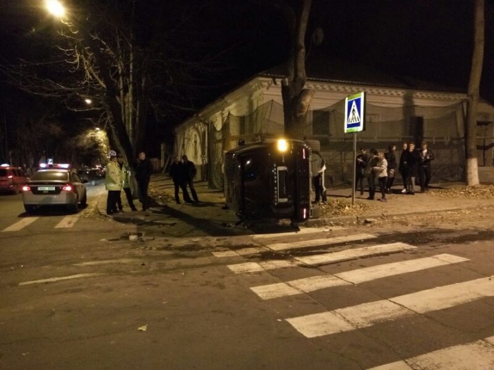 Машина класса "люкс" перевернулась в центре столицы, водитель скрылся (ВИДЕО)