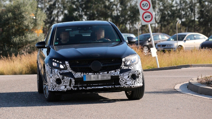 Mercedes вывел на тесты обновленную версию купе GLC (ФОТО)