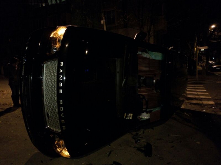 Машина класса "люкс" перевернулась в центре столицы, водитель скрылся (ВИДЕО)