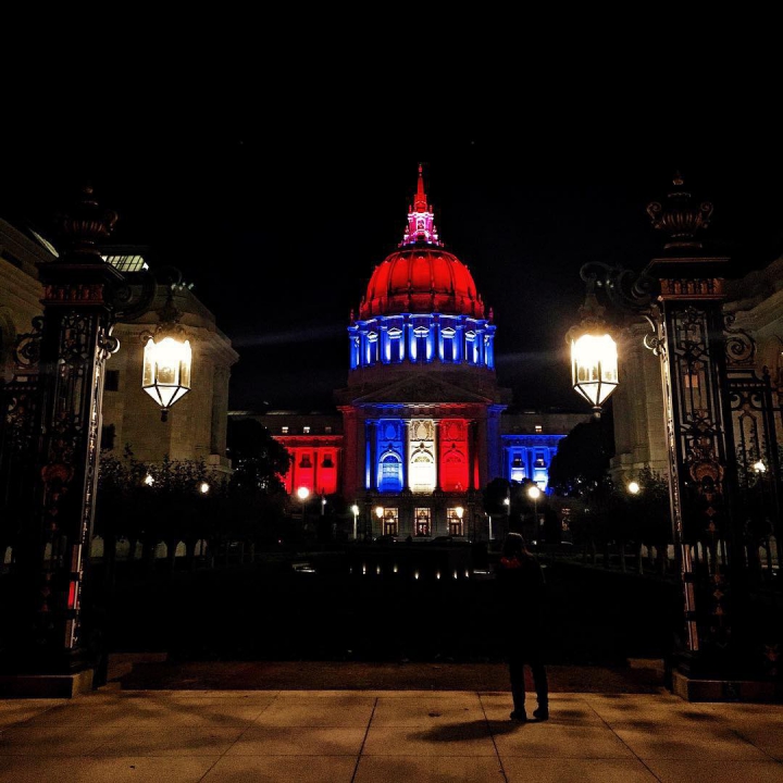 Достопримечательности мира окрасились в цвета французского флага
