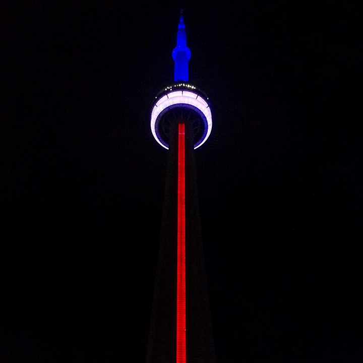 Достопримечательности мира окрасились в цвета французского флага