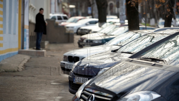 Столичный водитель припарковал автомобиль на остановке общественного транспорта (ФОТО)