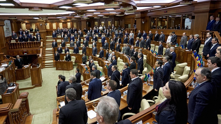 Заседание парламента началось с минуты молчания в память о жертвах последних терактов