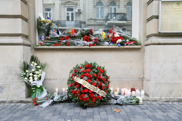 Мир простился с жертвами теракта в Париже (ФОТО)