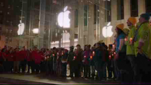 Группа сотрудников Microsoft спела рождественскую песню перед магазином Apple