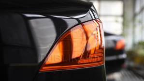 Водитель ловко "припарковал" свой Hyundai на капоте чужого автомобиля (ФОТО)