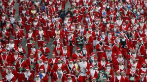 Тысячи людей в костюмах Санта Клауса пробежали по улицам Мадрида