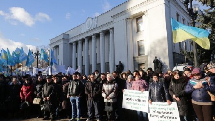 Украинские фермеры принесли к Верховной раде мертвую свинью в гробу (ВИДЕО)