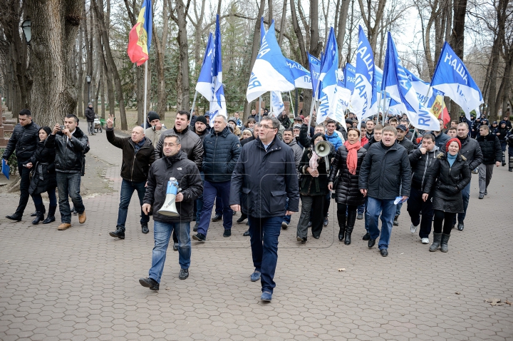 "Наша партия" провела акцию протеста у стен президентской резиденции в Кишиневе (ФОТО)