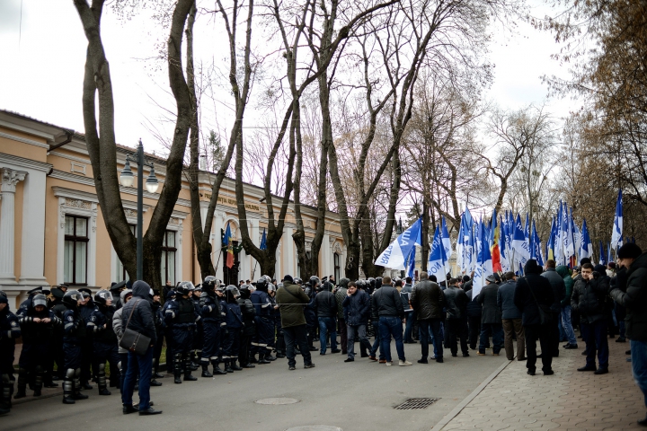 "Наша партия" провела акцию протеста у стен президентской резиденции в Кишиневе (ФОТО)