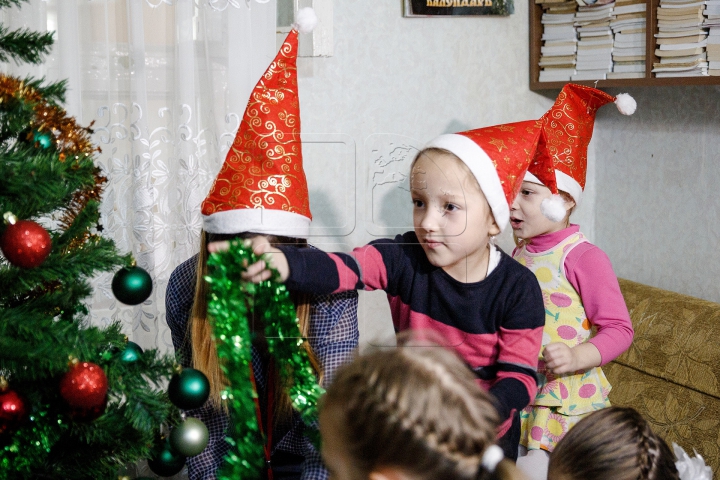 Фонд "Эдельвейс" подарил новогодний праздник многодетной семье из Кишинева (ФОТО)
