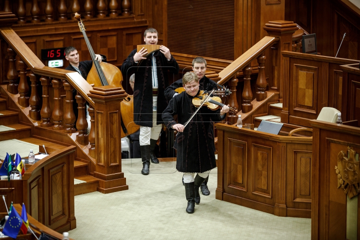 На последнее заседание парламента в 2015 году пришли колядующие (ФОТОРЕПОРТАЖ)