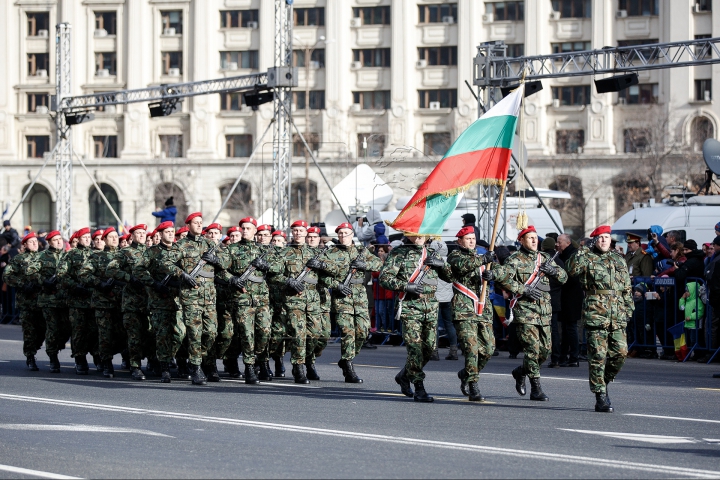 Военный парад по случаю Дня национального единения Румынии прошел в Бухаресте (ФОТО)