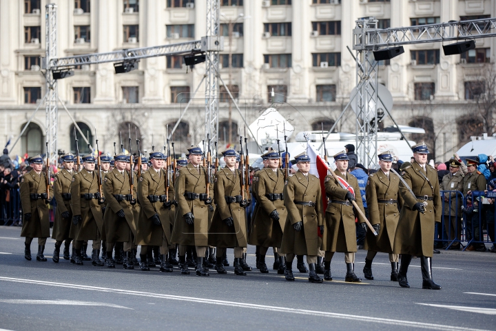 Военный парад по случаю Дня национального единения Румынии прошел в Бухаресте (ФОТО)