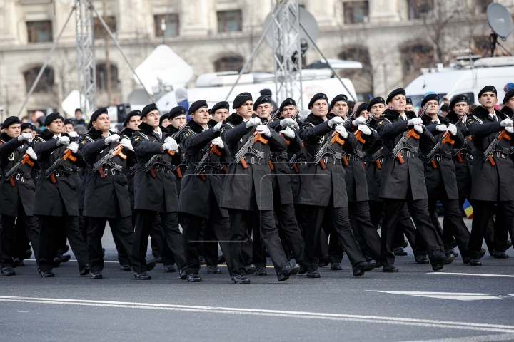 Военный парад по случаю Дня национального единения Румынии прошел в Бухаресте (ФОТО)